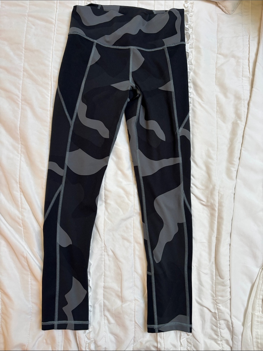 Under Armour Heat Gear Black & Gray Camo High-Waist Leggings